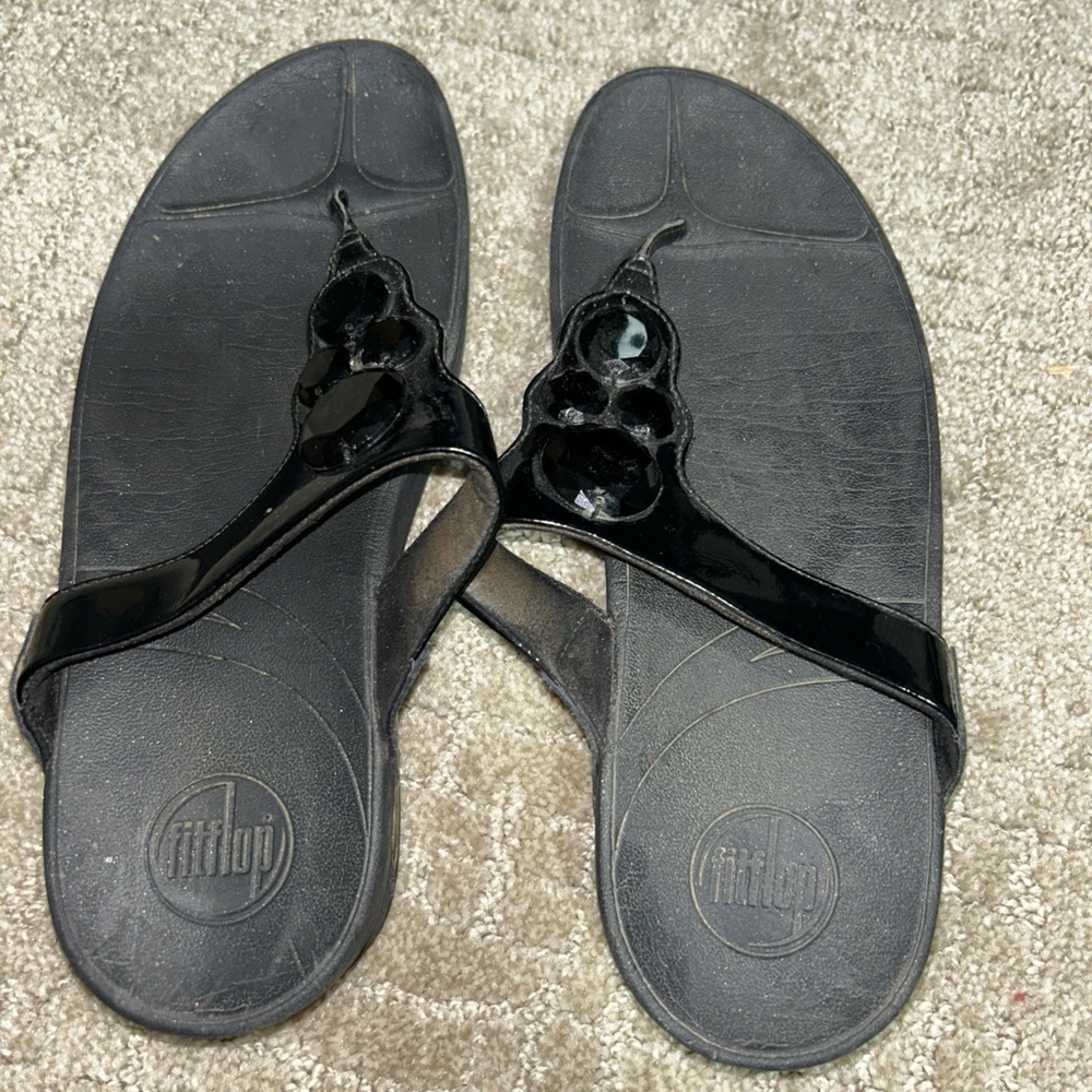Fitflop Lunetta Black Patent Leather Thong Sandals size 8 Jeweled embellishment